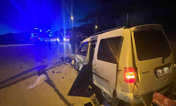 Feci kaza! Otomobil ile hafif ticari araç çarpıştı: 1 ölü, 6 yaralı