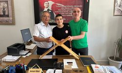 Kur’an-ı Kerim Bölge Birincisine Anlamlı Hediye: Afyonlu Ustadan El Emeği ve Göz Nuru Rahle!