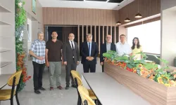 Müdür Sünnetci Sinanpaşa'da acı kaybın anısına kurulan kütüphaneyi ziyaret etti