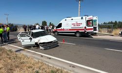 Afyonkarahisar'da Otomobil Bariyerlere Çarptı: 3'ü Çocuk 6 Kişi Yaralandı, Tekerlekleri Koptu