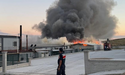 Şuhut OSB’de korkutan yangın! Sucuk fabrikasından yükselen dumanlar ilçeyi kapladı...