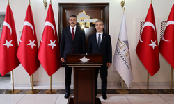 Afyonkarahisar’da kamu hizmetleri ve dev projeler değerlendirildi: Bakan Yardımcısı Ali Çelik valilik defterini imzaladı