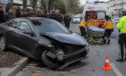 Afyonkarahisar’da Ön Lastiği Patlayan Otomobil Kaldırıma Çarptı: 2 Yaralı!