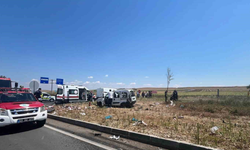 Feci kaza! Kamyonla çarpışan otomobilde 2 kişi hayatını kaybetti