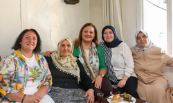 Başkan Köksal'dan gönül buluşması: Nazike teyzeyi evinde ziyaret etti