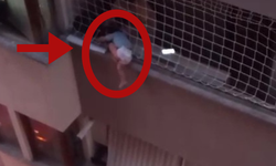 Koruma filesinde asılı kalan çocuğu için 10 dakika direndi! İtfaiye erinin o sözleri damga vurdu...