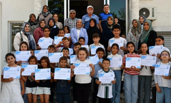 İscehisar'da "Yüzme Bilmeyen Kalmasın" projesi sona erdi: Çocuklar belgelerini Başkan Kılınçarslan'dan aldı