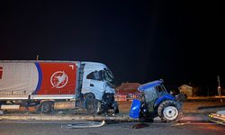 Çarpışmanın şiddetiyle ikiye bölündü! Uşak'ta tır ve traktör kazası: 1 ölü, 1 ağır yaralı