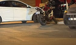 Dehşet anı saniye saniye kaydedildi: Yola aniden fırlayan gence motosiklet çarptı