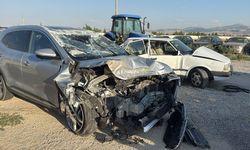 Afyonkarahisar-Emirdağ yolunda dehşet: 2 otomobil çarpıştı, hastaneden acı haber geldi