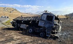 Şuhut’tan Yola Çıkmıştı, Sandıklı’da Faciadan Dönüldü! Kamyonu Küle Çeviren Alevler Kuru Otlara Sıçradı