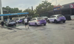 Afyonkarahisar’da ilginç olay: Araçlar mor renge büründü