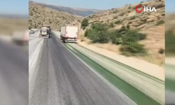 Tırdan yola aktı, araçlar mora boyandı! O anlar kamerada