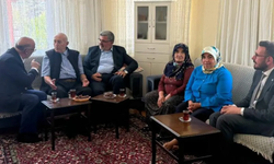 Nazmi Saatçi Mahallesi’nde sıcak buluşma: Milletvekili Özkaya Eren çiftini evlerinde ziyaret etti