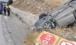 Afyonkarahisar'da feci kaza: Otomobil refüje devrildi, yaralılar var!