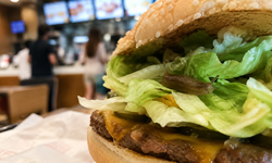 Hamburgerini açınca gözlerine inanamadı! İçinden sümüklü böcek çıktı