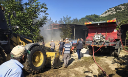 Dinar’da samanlıkta korkutan yangın: Bin balya saman ve traktör kül oldu