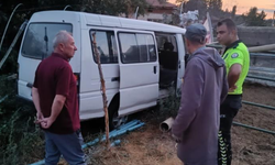 Şuhut'ta bahçeye giren minibüs bir anda alev aldı: Ev sahipleri musluk hortumuyla alevleri söndürdü