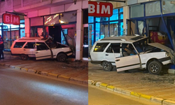 Afyonkarahisar’da yürekleri ağza getiren kaza! Kontrolden çıkan otomobil zincir markete daldı