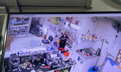 Kontrolden çıkan motosiklet dükkana girdi: Güvenlik kamerası izlenirken ortalık karıştı!