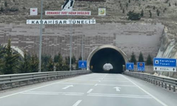 Karahisar Tüneli Çıkışında Kaza: Kontrolden Çıkan Otomobil Bariyerlere Çarptı