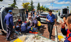 Afyon'da feci kaza! İki otomobil çarpıştı, 7 kişi yaralandı