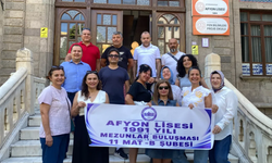 Afyon Lisesi mezunları 35 yıl sonra aynı sınıfta yeniden buluştu