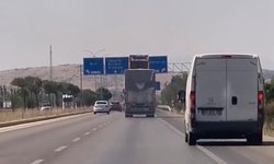 Afyon-Antalya Yolunda Açık Damperle İlerleyen Kamyon Dev Tabelayı Yerinden Söktü!