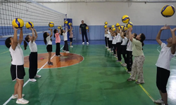 Şuhut'ta voleybol okuluna ilgi artıyor: Başarılı sporcular altyapıya kazandırılacak