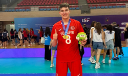 Afyonlu milli voleybolcu Efe Elma'dan bir gurur daha: U20 Erkek Milli Voleybol Takımı'nın kadrosunda!
