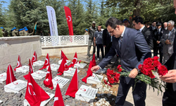 Çiğiltepe’de anlamlı tören: Şehitlerin kabirlerine karanfiller bırakıldı