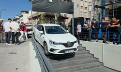 Sürücü Direksiyon Hakimiyetini Kaybetti Otomobil Marketin Merdivenlerinde Asılı Kaldı!