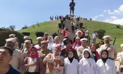 Dumlupınar Şehitliği’nde anlamlı buluşma: Habib Akalın’dan şehitlere vefa dolu sözler