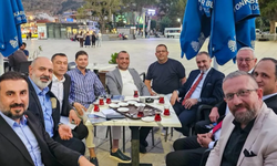 AK Parti İl Başkanı Özgür Kavak, Zafer Meydanı’nda vatandaşlarla bir araya geldi