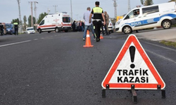Afyon'da Kontrolden Çıkan Araç Refüje Girdi: 4 Yaralı!