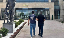 Emniyetten Nokta Operasyon! Mide Bulandıran Suçtan Aranan Şahıs Yakayı Ele Verdi!