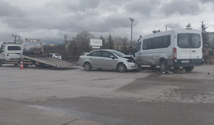 Afyon OSB İçinde Korkutan Kaza: Otomobil ile Minibüs Akaryakıt İstasyonu Girişinde Çarpıştı