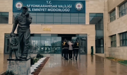 Afyon’da Dolandırıcılık: Kendini Polis Diye Tanıtan Çete Çökertildi. Milyonluk Altınları Kendi Eliyle Teslim Etti!