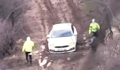 Afyon Polisi Çamura Saplanan Otomobili Böyle Kurtardı