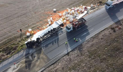 Afyon'da tır kazası, tonlarca havuç ziyan oldu