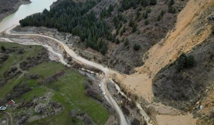 Afyon’da Aşırı Yağışlar Toprağı Kaydırdı: Baraj Yolunda Heyelan Paniği
