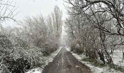 Afyonkarahisar'da Kış Geri Döndü: Lapa Lapa Kar Yağışı İlçeyi Beyaza Bürüdü!