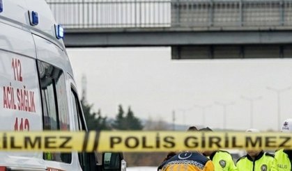 Afyonkarahisar’da Korkunç Kaza! Köprü Bariyerlerine Saplanan Otomobil Parçalandı