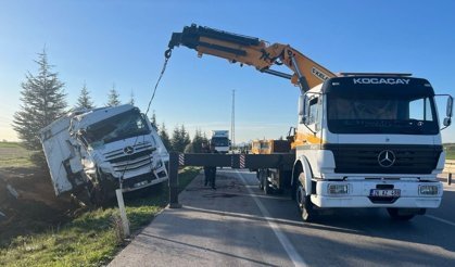 Afyon’da Ev Eşyası Yüklü Tır Şarampole Devrildi: Maddi Hasar Büyük