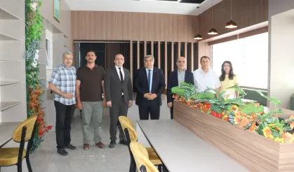 Müdür Sünnetci Sinanpaşa'da acı kaybın anısına kurulan kütüphaneyi ziyaret etti