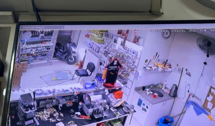Kontrolden çıkan motosiklet dükkana girdi: Güvenlik kamerası izlenirken ortalık karıştı!