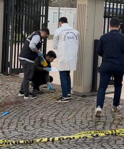 Annesinin Cenazesinde Dehşet: Ağabey Kardeşini Camii Bahçesinde Silahla Öldürdü