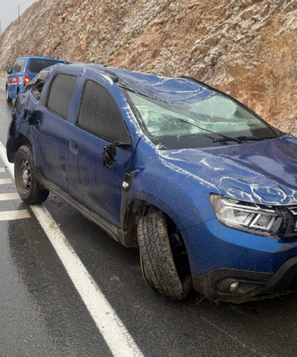 Afyon'da Refüje Devrilen Araç Hurdaya Döndü