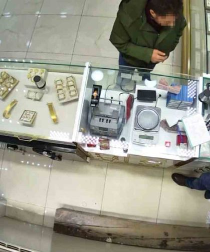Sahte bilezikleri verip pazarlıkla fazla altın almak isterken yakalandı