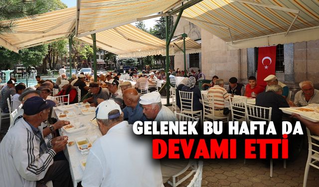 Cuma namazı sonrası vatandaşlara yemek ikramında bulunuldu